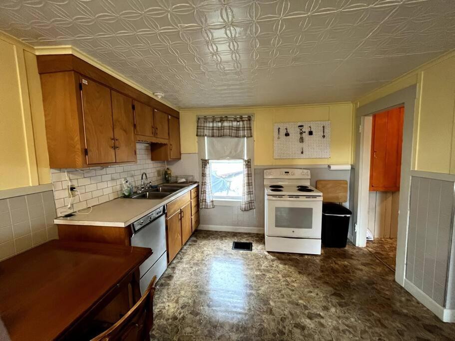 Cute 6-Bedroom Getaway In The Heart Of Littleton Extérieur photo